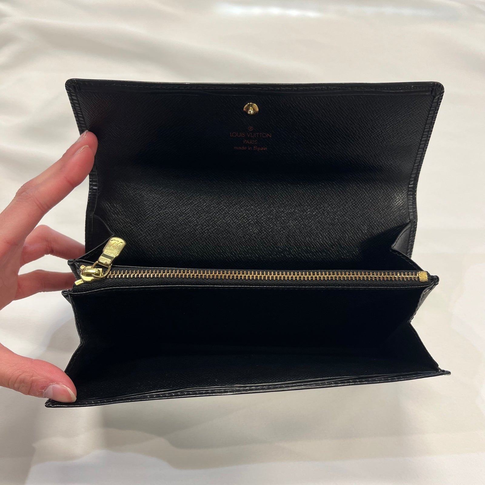 Louis VUITTON - Sarah wallet in black epi leather, sna…