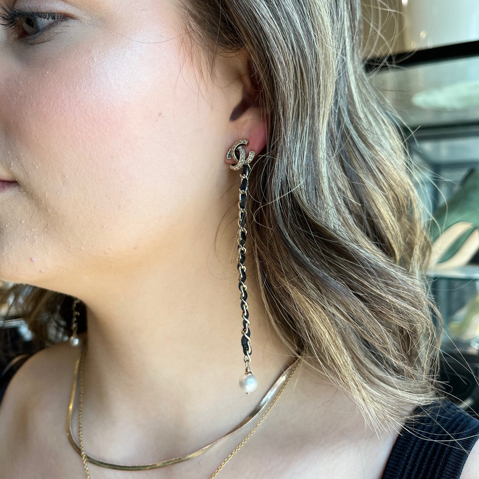 Lambskin Metal Chain w Pearl CC Drop Earrings Black Gold